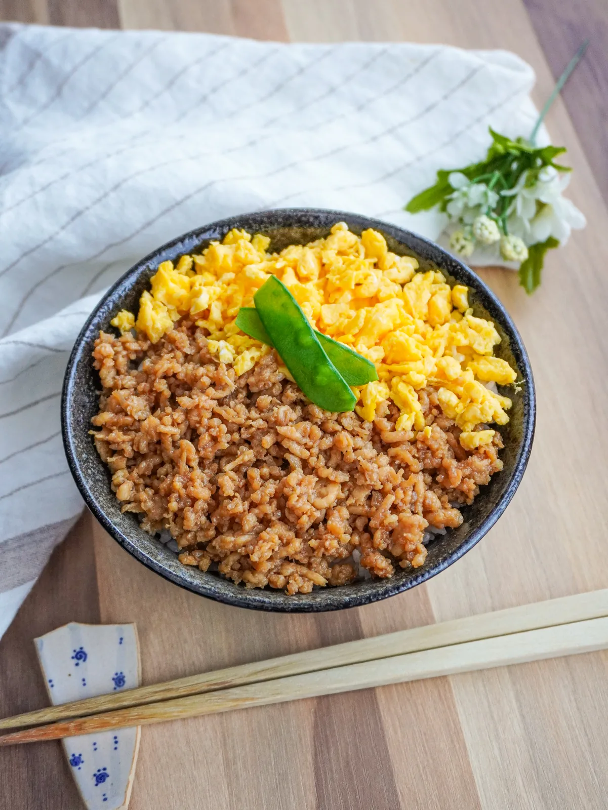 鶏そぼろの二色丼